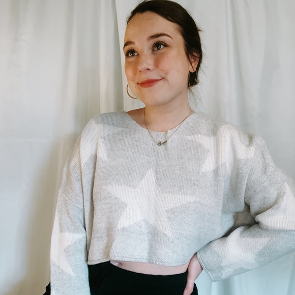 Cropped Grey Star Sweater - Picture 2 of 3